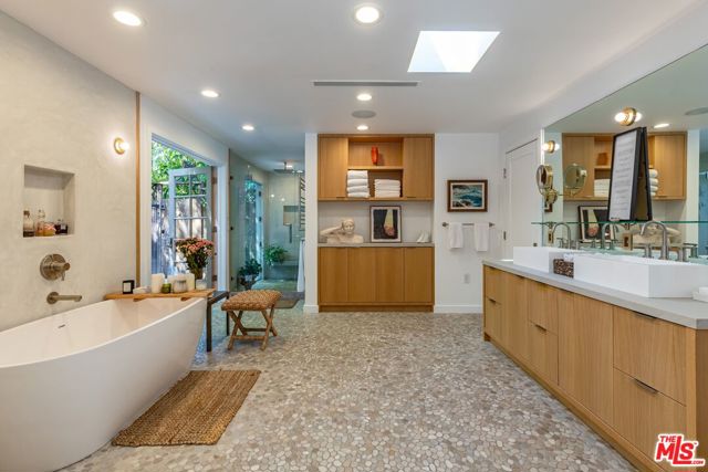 Image 14 of 41 For 2854 Roscomare Road