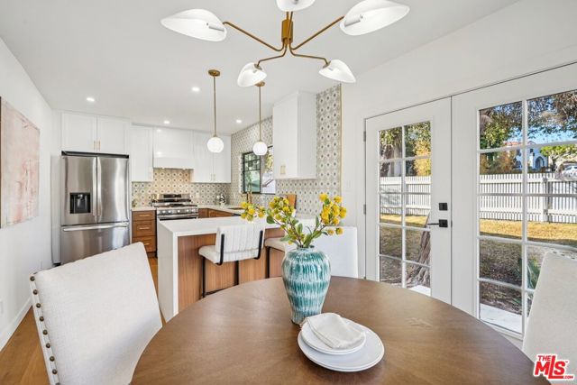 2353 Lucerne Avenue, Los Angeles CA: https://media.crmls.org/mediaz/00abacef-cad9-4e58-9865-f63029520cb9.jpg