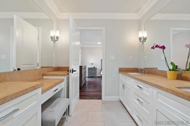 8874 La Jolla Scenic Dr N, La Jolla CA: https://media.crmls.org/mediaz/00abc826-6a19-4d20-87b4-fbc4affa4622.jpg