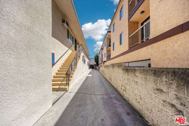 404 Porter Street, Glendale CA: https://media.crmls.org/mediaz/00abf204-ad16-452e-8406-68206a7c7ed6.jpg