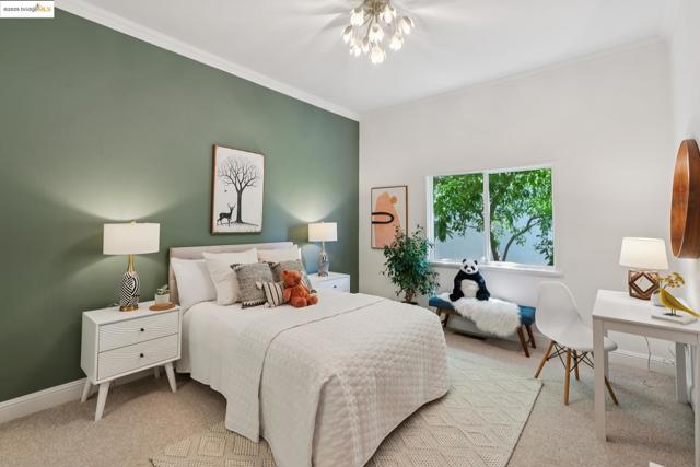 16032 Broadway Ter, Oakland CA: https://media.crmls.org/mediaz/00ac2616-030b-4d2f-968d-1b2329685103.jpg