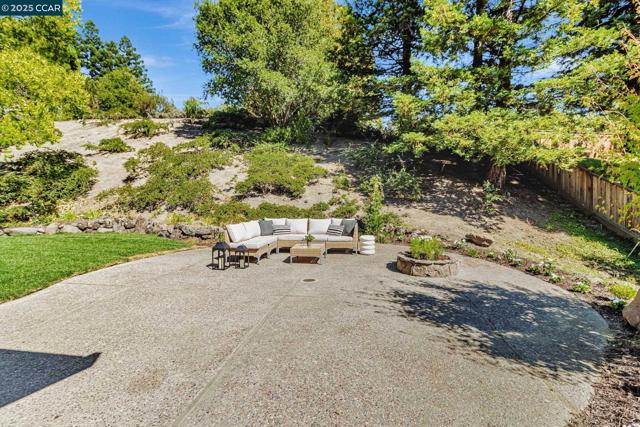 38 Sanders Ranch Rd, Moraga CA: https://media.crmls.org/mediaz/00ac264e-0661-4b7d-a145-58c9e313abdf.jpg