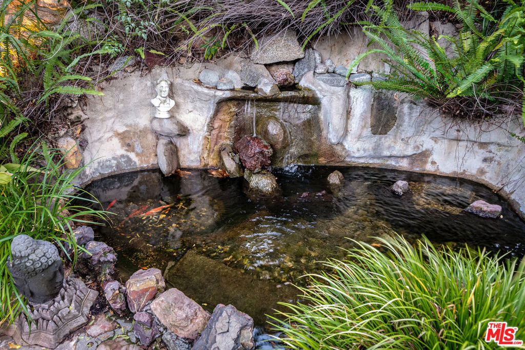 https://media.crmls.org/mediaz/00ac63d0-9c63-4668-8350-173f82148a09.jpg?preset=X-Large