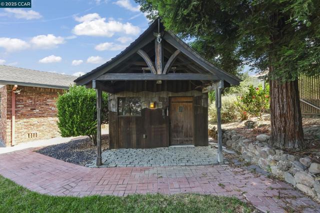 801 Laurel Ct, Rodeo CA: https://media.crmls.org/mediaz/00ac9eec-37c3-484b-8110-a0aad66d0f0a.jpg