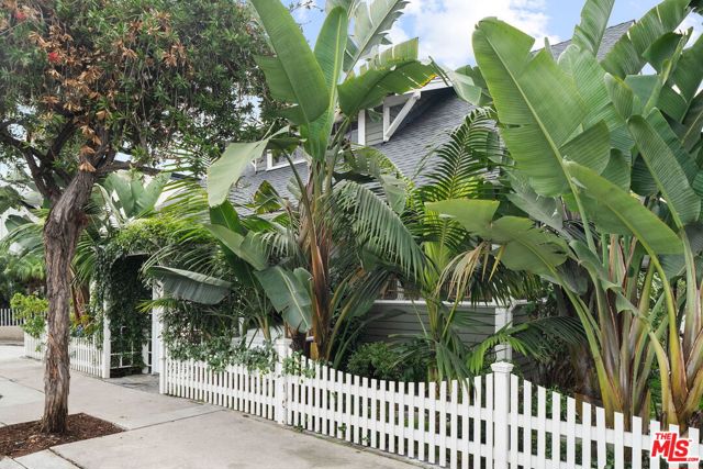 2704 3rd Street, Santa Monica CA: https://media.crmls.org/mediaz/00ace0e4-207a-49d6-9323-dafdfebd6c82.jpg