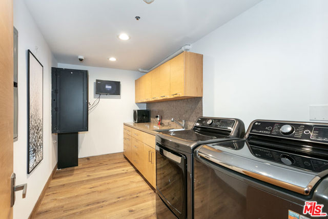 142 N Hamel Drive, Beverly Hills CA: https://media.crmls.org/mediaz/00ad1cbe-8103-4355-be29-6cc63d86e35f.jpg