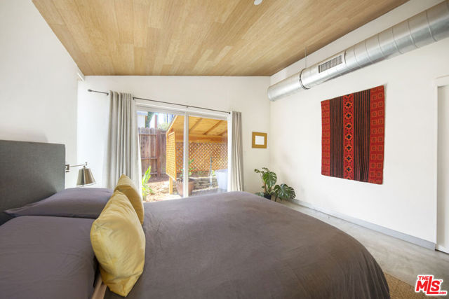 4989 Vincent Avenue, Los Angeles CA: https://media.crmls.org/mediaz/00ad4d28-8a56-4eb1-b5db-b1f928601282.jpg