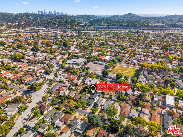3326 La Clede Avenue, Los Angeles CA: https://media.crmls.org/mediaz/00aed75a-c601-4d5c-8b57-eb772b603cef.jpg