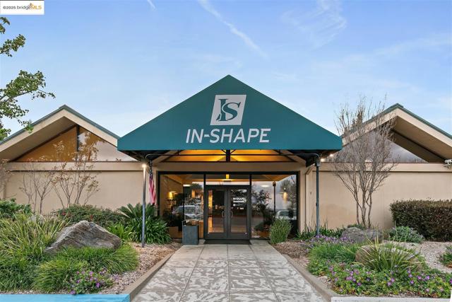 3266 Congressional Cir, Fairfield CA: https://media.crmls.org/mediaz/00b06d8e-a7f5-48ea-a8c8-eba0d294ecb3.jpg