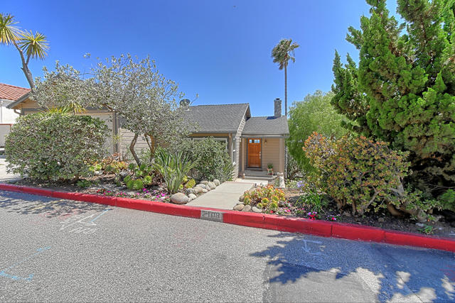 2108 Sunset Drive, Ventura CA: https://media.crmls.org/mediaz/00b086f9-bf0b-4d1e-8860-f37de7d2030e.jpg