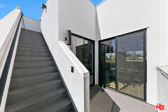 3288 N Canary Way, Los Angeles CA: https://media.crmls.org/mediaz/00b0c60e-bbf7-49ca-a0e9-90c8f5814dd8.jpg