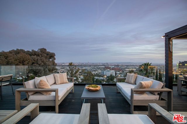 8932 St Ives Drive, Los Angeles CA: https://media.crmls.org/mediaz/00b0f47c-df01-44a8-aaed-449f93bd872e.jpg