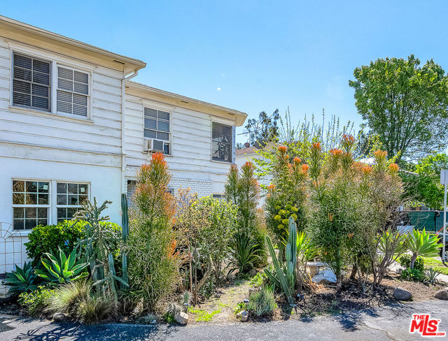 5300 - 5330 Radford Avenue, Valley Village CA: https://media.crmls.org/mediaz/00b107a1-fbe0-4637-888d-04ae50339d23.jpg