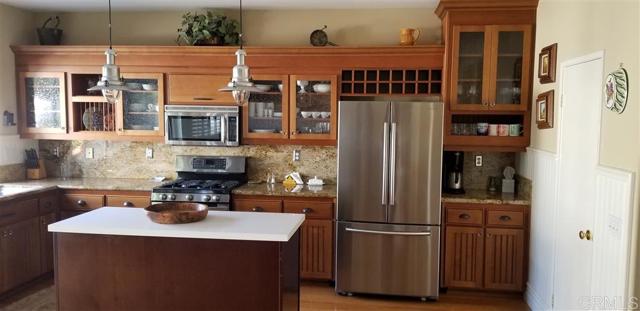 Detail Gallery Image 6 of 25 For 459 Lexington Cr., Oceanside,  CA 92057 - 4 Beds | 2 Baths