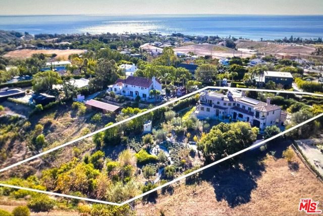 29549 Harvester Road, Malibu CA: https://media.crmls.org/mediaz/00b15be0-aee5-4f7d-8128-a5fc03ea5cc3.jpg