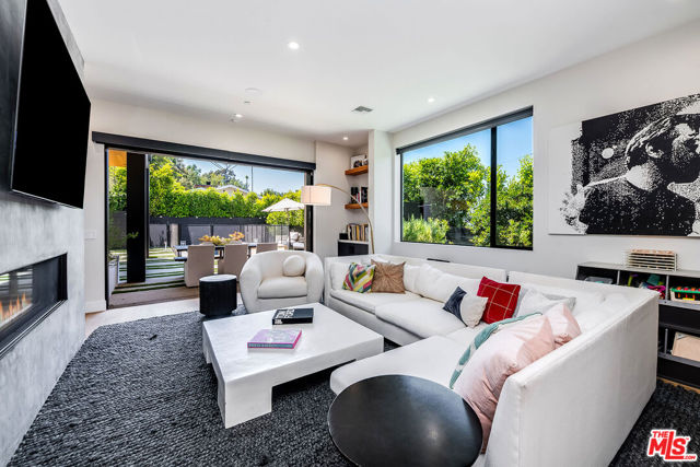 11258 Laurie Drive, Studio City CA: https://media.crmls.org/mediaz/00b18c7f-62e3-483f-84a2-af2956e6b5e9.jpg