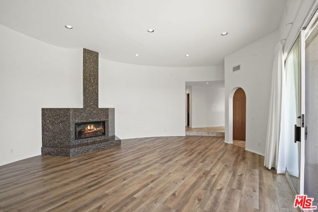 32215 Pacific Coast Highway, Malibu CA: https://media.crmls.org/mediaz/00b1bde3-6b5c-49d0-807d-2c13ce37fb77.jpg
