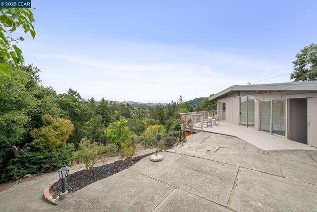 12 La Cresta Rd, Orinda CA: https://media.crmls.org/mediaz/00b1f1ef-39d9-438d-bf9d-0735c18b8196.jpg