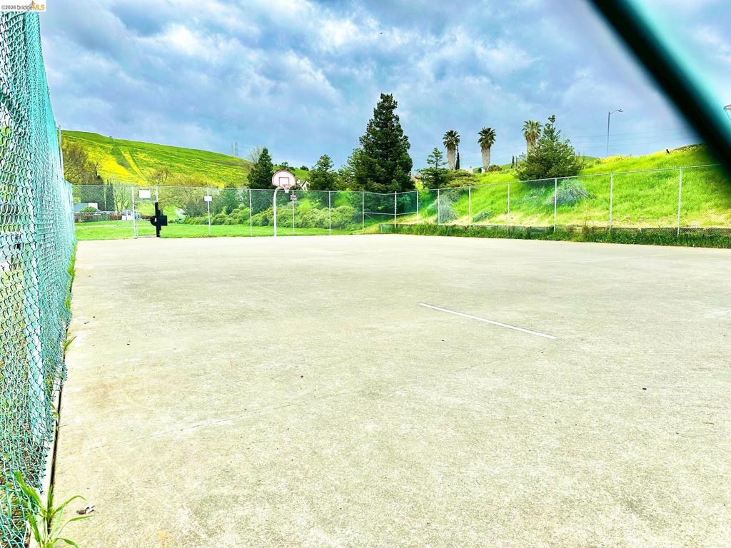 https://media.crmls.org/mediaz/00b20fe6-c260-4c23-b908-808b48f237f5.jpg?preset=X-Large