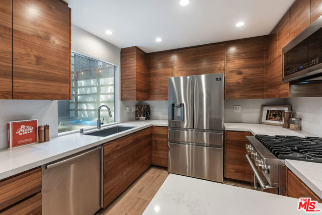 7242 Woodrow Wilson Drive, Los Angeles CA: https://media.crmls.org/mediaz/00b28717-af2c-4160-94d0-925ffa6d8306.jpg