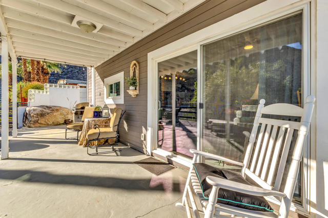 527 Jade Lane, Palm Springs CA: https://media.crmls.org/mediaz/00b2b979-18dd-499d-b6aa-f7e8fab96049.jpg