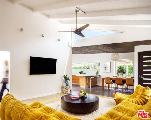 2501 Walnut Avenue, Venice CA: https://media.crmls.org/mediaz/00b2dc5e-2862-4ff7-868f-1b2525f76ab6.jpg
