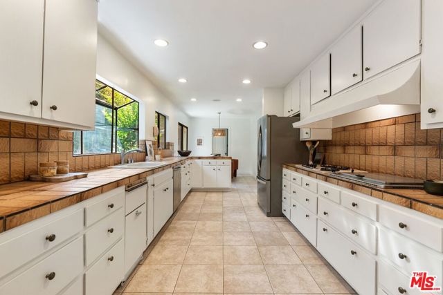 3254 Woodbine Street, Los Angeles CA: https://media.crmls.org/mediaz/00b48264-0de1-437c-958f-90b76f761103.jpg