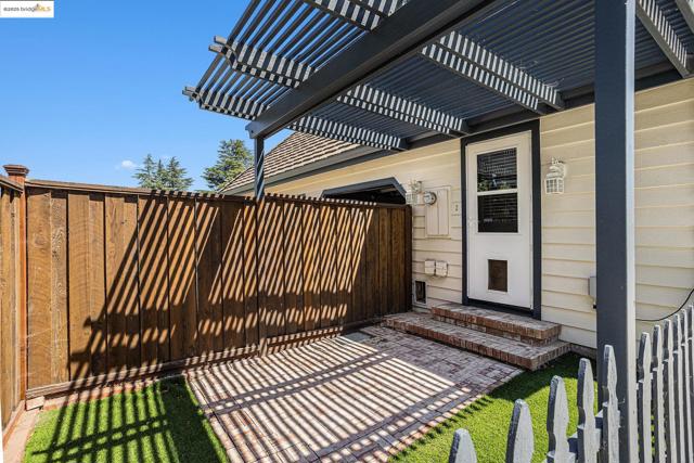 15 Madeira Ct, Oakley CA: https://media.crmls.org/mediaz/00b50ff9-9c4e-48b3-8d64-4e8ec13ff3fe.jpg