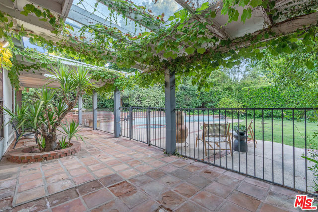4835 Corbin Avenue, Tarzana CA: https://media.crmls.org/mediaz/00b5783f-eb36-4a06-8370-62b5668c5169.jpg