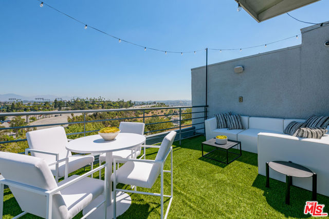 1080 Everett Place, Los Angeles CA: https://media.crmls.org/mediaz/00b768ca-3252-4fa2-ace0-deb5fb7cd6a0.jpg
