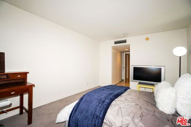 800 W 1ST Street, Los Angeles CA: https://media.crmls.org/mediaz/00b9895b-e9f1-4e16-be10-52153286e50b.jpg