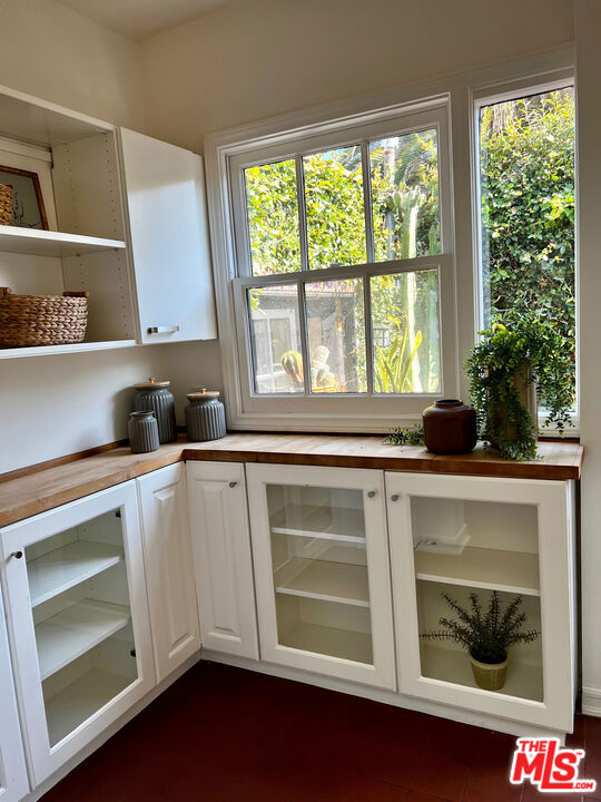 7257 Oakwood Avenue, Los Angeles CA: https://media.crmls.org/mediaz/00b9b264-2a44-45eb-bf0b-68914159c701.jpg