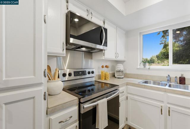 2055 Sierra Rd, Concord CA: https://media.crmls.org/mediaz/00ba2364-ec88-4656-9df1-8a1b34d62d85.jpg