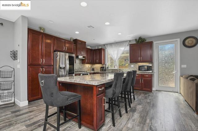 25 Solitude Ct, Oakley CA: https://media.crmls.org/mediaz/00ba6249-6a9f-42c0-983b-911eddfdf30d.jpg
