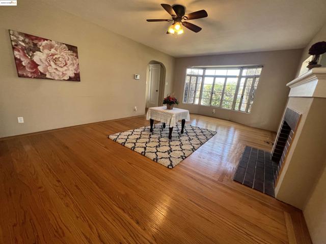 2326 Maywood Ave, Oakland CA: https://media.crmls.org/mediaz/00bae3ef-5524-4287-9dfe-927030db436d.jpg