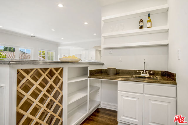 116 N Palm Drive, Beverly Hills CA: https://media.crmls.org/mediaz/00bb5b53-14a0-4dc5-a85a-6b97b90b5e38.jpg