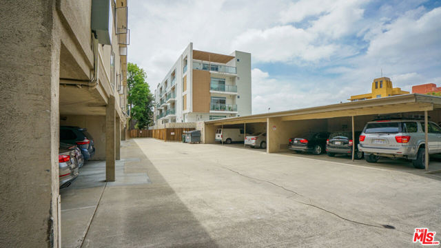 275 S Marengo Avenue, Pasadena CA: https://media.crmls.org/mediaz/00bb8225-61e3-48ac-95fa-9b4c66955319.jpg