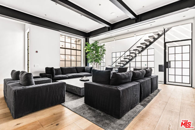 1346 Abbot Kinney Boulevard, Venice CA: https://media.crmls.org/mediaz/00bbf60f-2aa5-49a9-82f9-da17947e7346.jpg