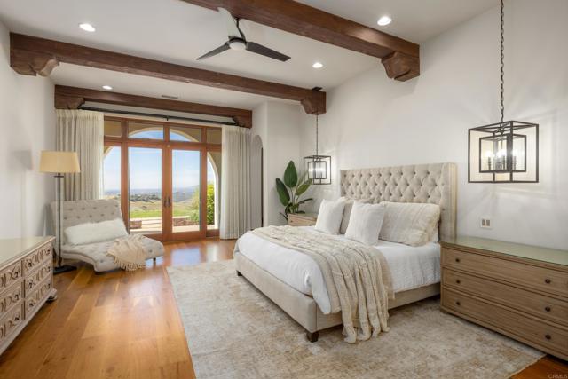 Detail Gallery Image 5 of 31 For 8136 Entrada De Luz, San Diego,  CA 92127 - 5 Beds | 5/2 Baths