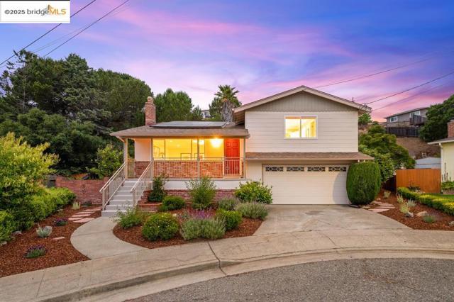 21 Maggiora Ct, Oakland CA: https://media.crmls.org/mediaz/00bc211d-5d01-48a1-9b08-2fd85e09979f.jpg