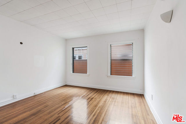 127 S Carson Road, Beverly Hills CA: https://media.crmls.org/mediaz/00bc21cc-58ee-48ce-9fd1-a0ecf83c2649.jpg