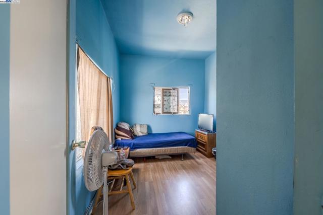 1437 25Th Ave, Oakland CA: https://media.crmls.org/mediaz/00bd3d11-43ed-4212-b6ee-867e36388cfd.jpg