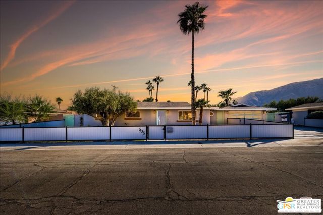 505 E Molino Road, Palm Springs CA: https://media.crmls.org/mediaz/00bd8af4-3a1d-4f31-b7b6-03d4c1c04e60.jpg
