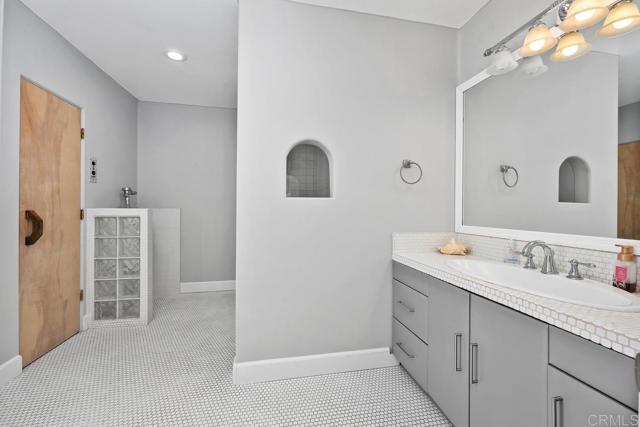 1203 Caminito Graciela, Encinitas CA: https://media.crmls.org/mediaz/00bdd1c0-d710-43e1-b896-5d8d4abed37f.jpg