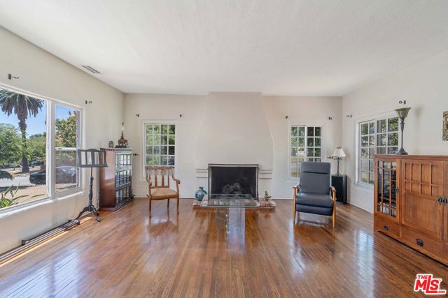2310 Santa Anita Avenue, Altadena CA: https://media.crmls.org/mediaz/00be3693-89e4-4b78-94d7-4737cb0cc81e.jpg