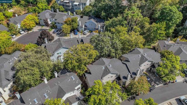 235 Pebblecreek Ct, Martinez CA: https://media.crmls.org/mediaz/00bf16a4-9109-494d-adce-6141e627a9a1.jpg