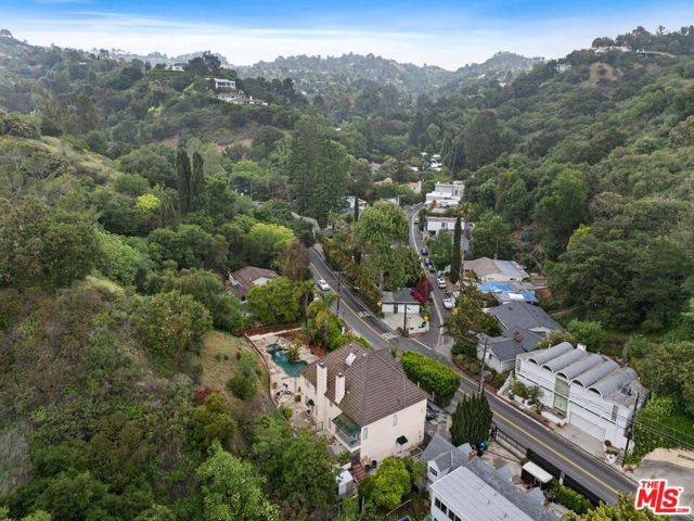 2431 Benedict Canyon Drive, Beverly Hills CA: https://media.crmls.org/mediaz/00bf20dc-c13c-4adb-931b-6bd0d6d87e20.jpg