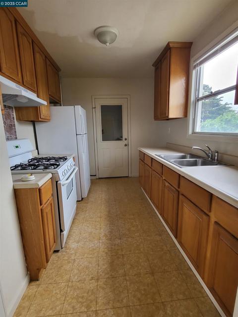 578 Civic Center St, Richmond CA: https://media.crmls.org/mediaz/00bf7572-cc05-4b9c-944c-5b257e9d9431.jpg