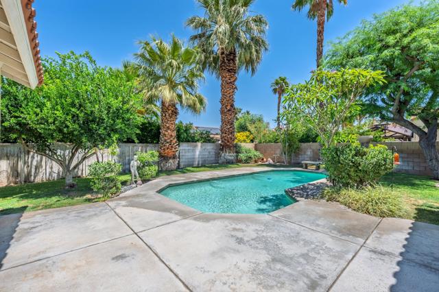 69350 Las Gardenias, Cathedral City CA: https://media.crmls.org/mediaz/00bf8b11-7290-4a97-8d08-5b4f4f7a2ffe.jpg
