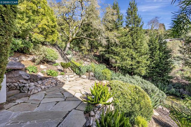 4 Berrybrook Hollow, Orinda CA: https://media.crmls.org/mediaz/00bfa055-a95a-4a8d-b70f-fb3af661672c.jpg